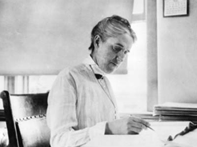 photo of Henrietta Leavitt at her desk in the Harvard College Observatory